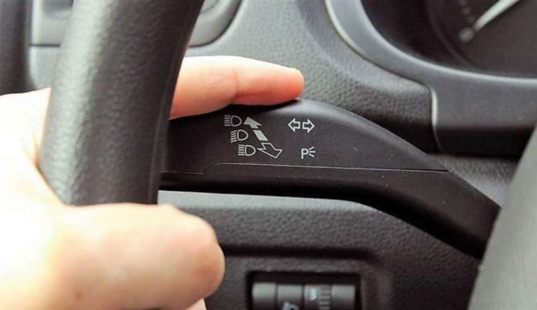 Jalisco Traffic Police Can Fine Drivers for Not Using Turn Signals, Lights Not Working