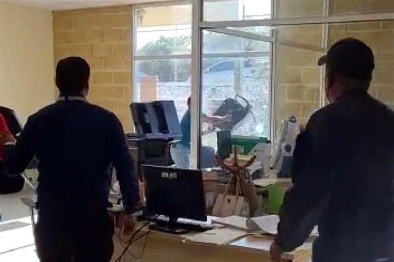 VIDEO: Detainee Escapes from Chapala Hearing, Brandishing Scissors