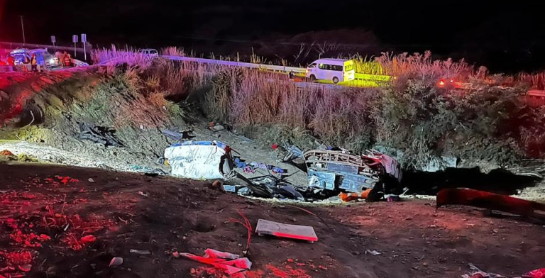 Bus in Nayarit Overturns, 15 Dead, Over 30 Injured