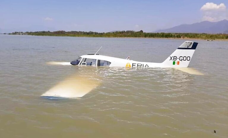 VIDEO: Airplane Makes Emergency Landing on Lake Chapala