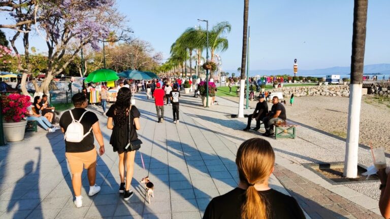 Merchants Report Fewer Tourists During Holidays due to Receding Lake