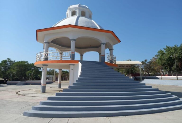 2 Adults Dead, 8 Minors Injured After Lightning Strikes in Tomatlán