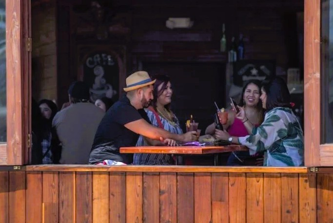 766177_Turistas-Rosarito_impreso-696x467