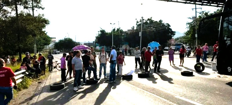 bloquean_carretera_a_chapala_con_manifestacixn_por_falta_de_agua_en_las_juntitas.jpeg_956867179